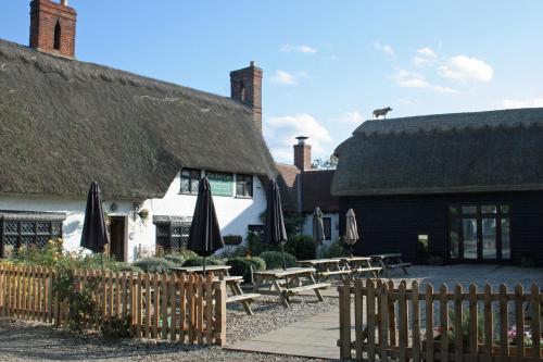HeydonにあるThe Red Cowの建物前のパブ