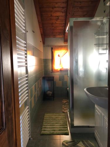 A bathroom at B&B Fior di Loto