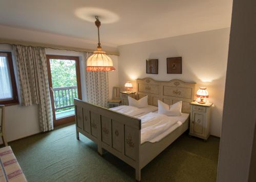 Giường trong phòng chung tại Landhaus Griessee