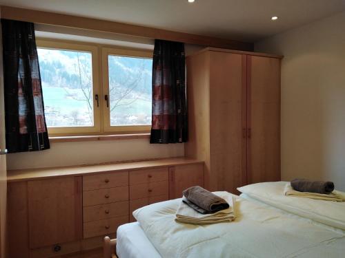 een slaapkamer met 2 bedden en een raam bij Ferienwohnung Geisler in Hippach