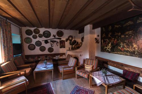 an overhead view of a living room with tables and chairs at Landhaus Griessee in Obing