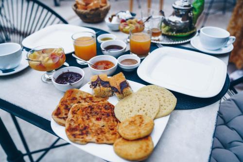Options de petit-déjeuner proposées aux clients de l'établissement Riad Bamboo Suites & Spa