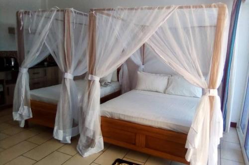 Mombasa Vacations Beach Studio B11にあるベッド