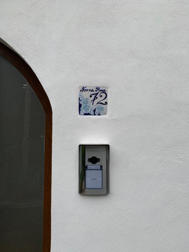 un edificio blanco con un cartel en la pared en La casa di Nonna Rosa, en Sant'Agnello