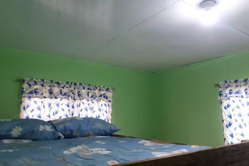 Cama o camas de una habitación en Adelle's Transient, spacious 3-bedroom homestay