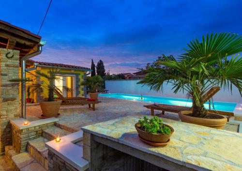 Holiday Home Bukovac - The pool is seasonal !!!