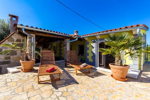 Holiday Home Bukovac - The pool is seasonal !!!