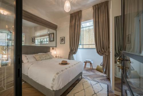 Un pat sau paturi într-o cameră la VELLER Ben Yehuda
