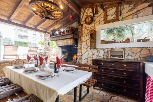 Holiday Home Bukovac - The pool is seasonal !!!