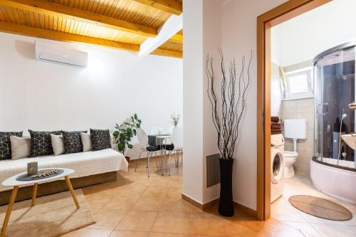 Holiday Home Bukovac - The pool is seasonal !!!