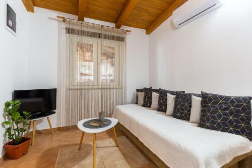 Holiday Home Bukovac - The pool is seasonal !!!