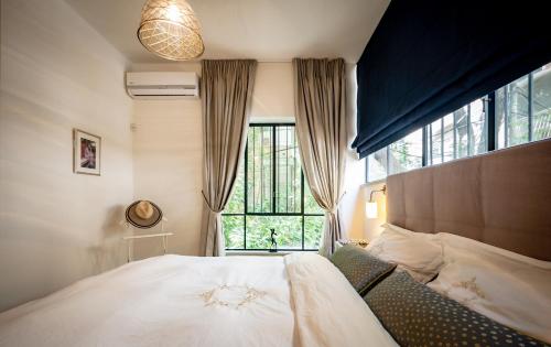 a bedroom with a large bed and a window at VELLER Olifant in Tel Aviv