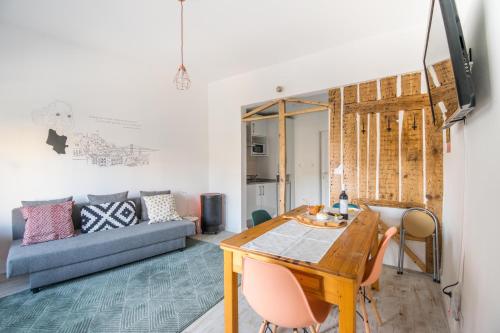 una sala de estar con una mesa y un sofá en Graça Charming Apartment, en Lisboa