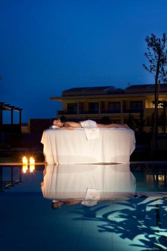 Bazén v ubytování Apollonion Asterias Resort and Spa nebo v jeho okolí