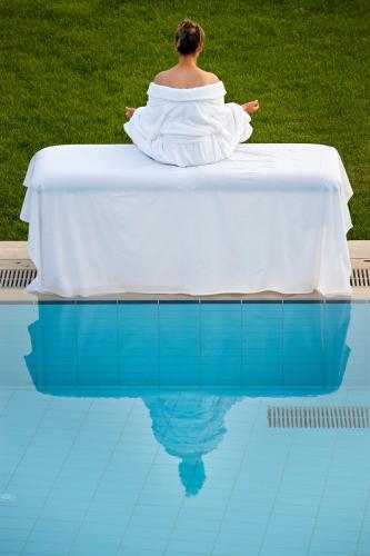 Bazén v ubytování Apollonion Asterias Resort and Spa nebo v jeho okolí