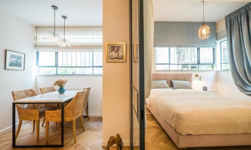 una camera con un letto e un tavolo e un letto e una camera da letto di VELLER Yehoshua Ben Nun a Tel Aviv