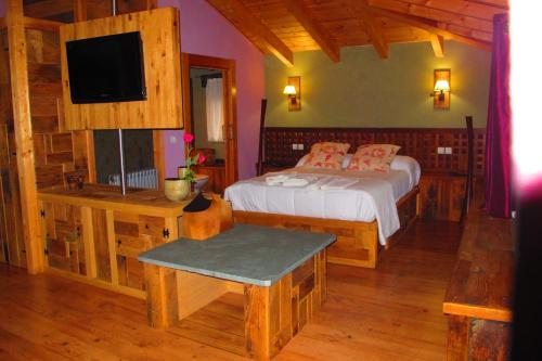 A bed or beds in a room at Casa Turismo Rural O FILANDÓN