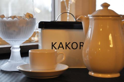 a table with a coffee cup and a kettle and a tea pot at Sjögestad Motell in Vikingstad