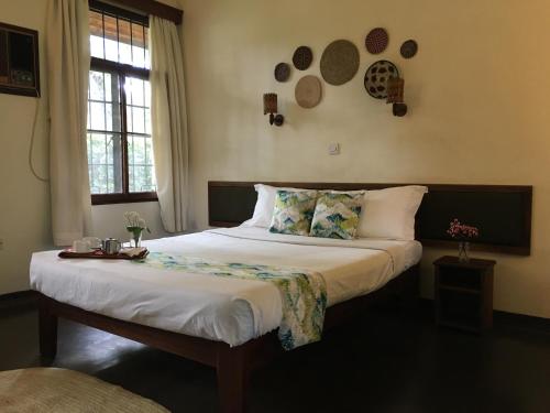 Tempat tidur dalam kamar di Bristol Cottages Kilimanjaro
