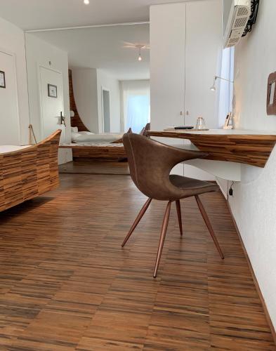 a living room with a desk and a bed at Hotel Milú in Ludwigsburg