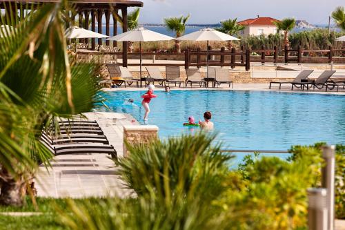 Bazén v ubytování Apollonion Asterias Resort and Spa nebo v jeho okolí