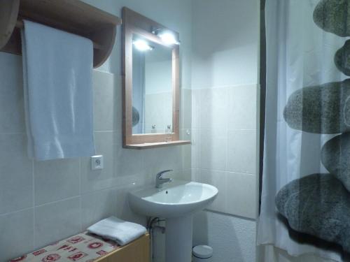 Villar-dʼArène的住宿－Tranquillité et authenticité au pied des Ecrins，白色的浴室设有水槽和镜子