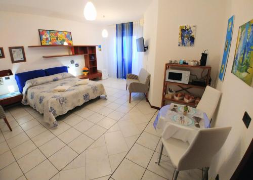 アルゲーロにある1 2 3 STELLAのベッドルーム1室(ベッド1台、テーブル、椅子付)
