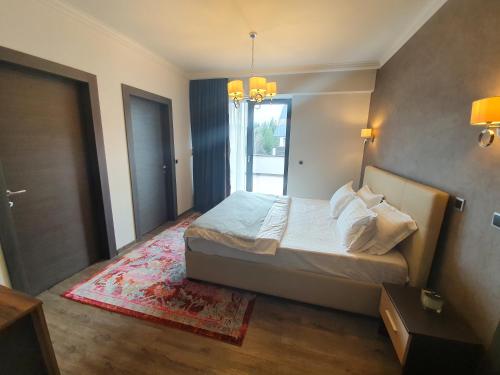 波亞納布拉索夫的住宿－Silver Fox Residence，一间卧室设有一张大床和一个窗户。