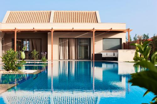 Bazén v ubytování Apollonion Asterias Resort and Spa nebo v jeho okolí