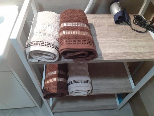 a bunch of towels are on a shelf at Apartament Drawsko Pomorskie in Drawsko Pomorskie