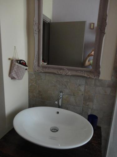 Il Glicine في سان جيمنيانو: بالوعة بيضاء في الحمام مع مرآة