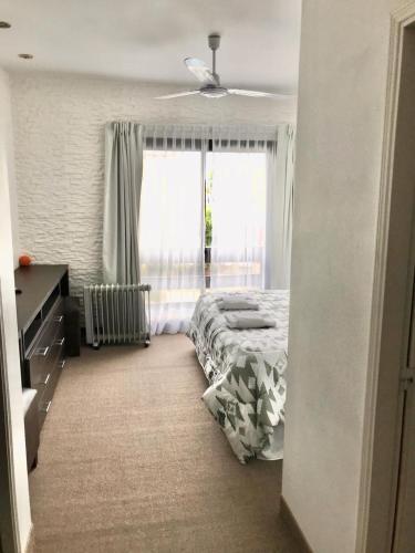 a bedroom with a bed and a window at Hotel Europa in Ostende