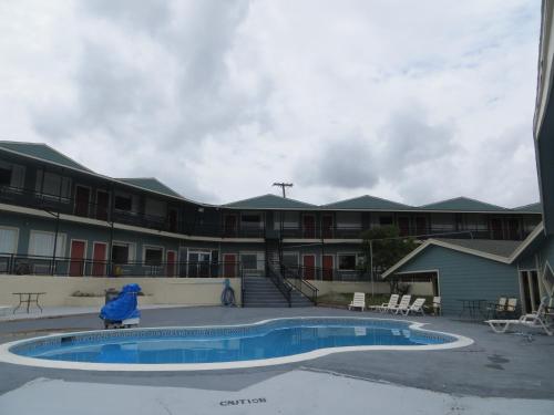 una piscina di fronte a un grande condominio di Flagship Inn a Lake Brownwood