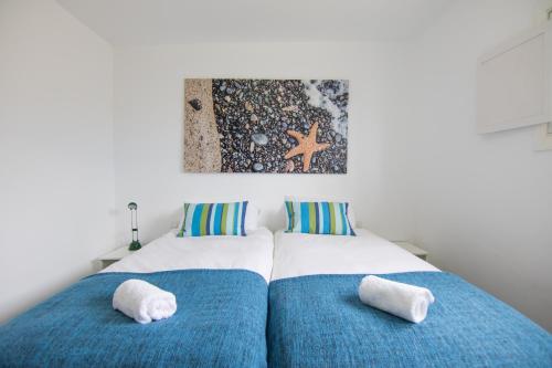 A bed or beds in a room at HomeForGuest Apto 20 PASOS DEL MAR, EL PORIS CON VISTA MAR
