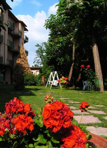 a group of red flowers in a garden at Hotel La Meridiana in Brisighella