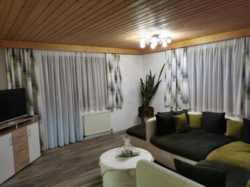 ein Wohnzimmer mit einem Sofa und einem Tisch in der Unterkunft Ferienwohnung Seidl Top 1 in Rauris