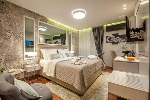 een slaapkamer met een groot bed en een televisie bij Luxury rooms Kadena in Zadar