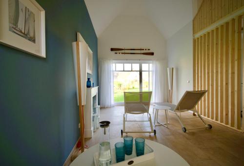 a living room with two chairs and a table at Haus Meerblau in Born