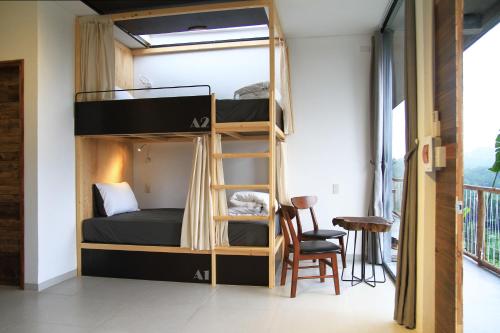 Ένα ή περισσότερα κρεβάτια σε δωμάτιο στο NANO Eco-Hostel