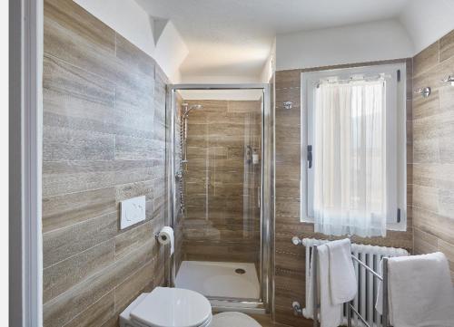 Un baño de Beautiful bohemian apartment in center conditioned air