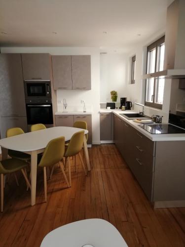 Nhà bếp/bếp nhỏ tại La Citadine maison de ville avec garage