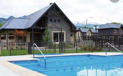 Bazén v ubytování Arriendo casa en Pucón, Condominio Los Robles II nebo v jeho okolí