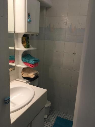 une salle de bain avec un lavabo blanc et des toilettes dans l'établissement Appartement vue ocean, à Capbreton