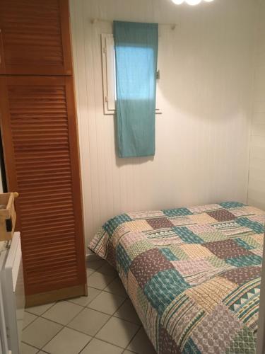une chambre avec un lit et une fenêtre dans l'établissement Appartement vue ocean, à Capbreton