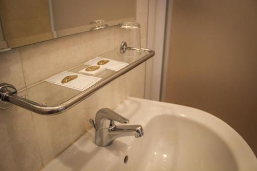 a bathroom with a sink and a mirror at Hotel Centrale in Este