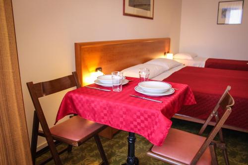 a room with a table with a red table cloth at Hotel Centrale in Este