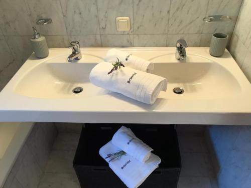 um lavatório de casa de banho com dois rolos de toalhas em Appartement Scherrhof em Kirchberg in Tirol