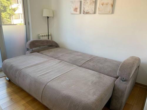 - un lit dans l'angle de la chambre dans l'établissement Lazic Apartment, à Belgrade