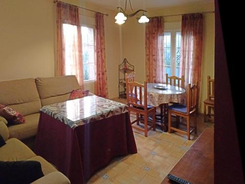 Melegis的住宿－CASA RURAL ZARCO MIRALLES，客厅配有沙发和桌子