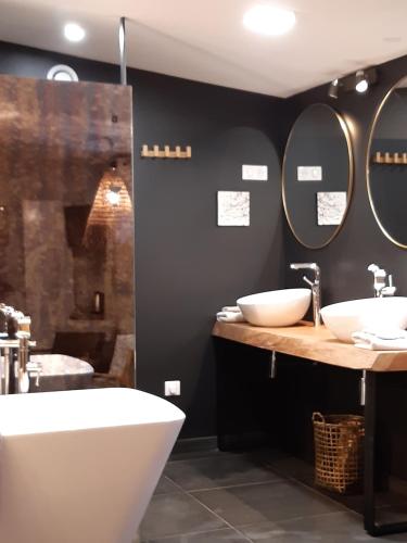 Bilik mandi di Chambres D´Hôtes Herbes Folles